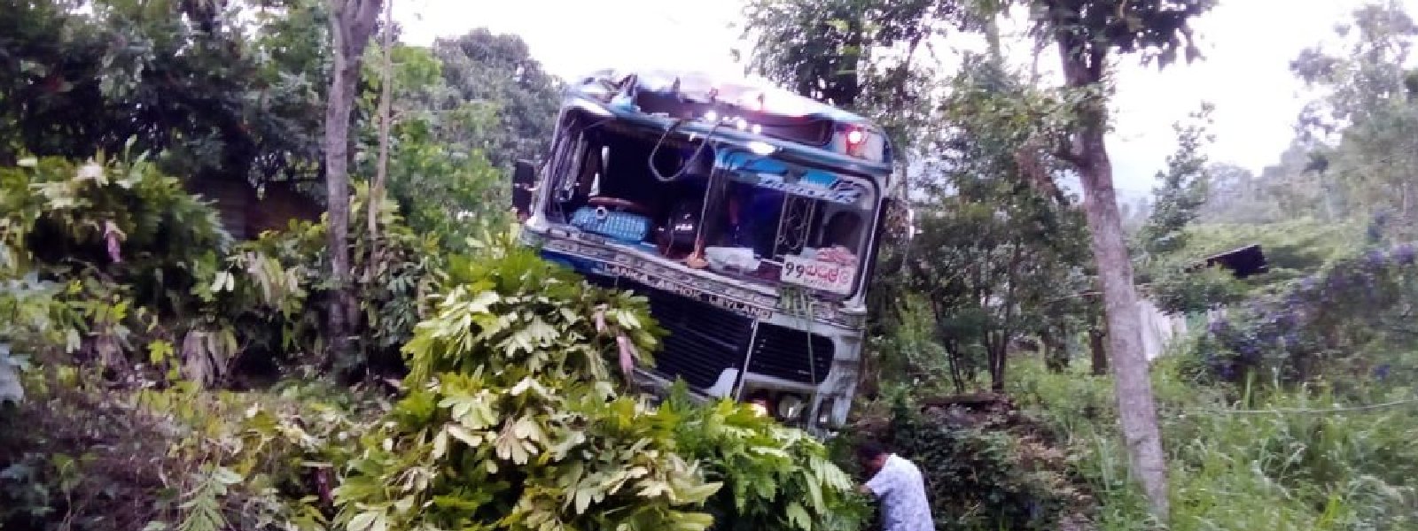 நடத்துனர் செலுத்திய பஸ் விபத்து